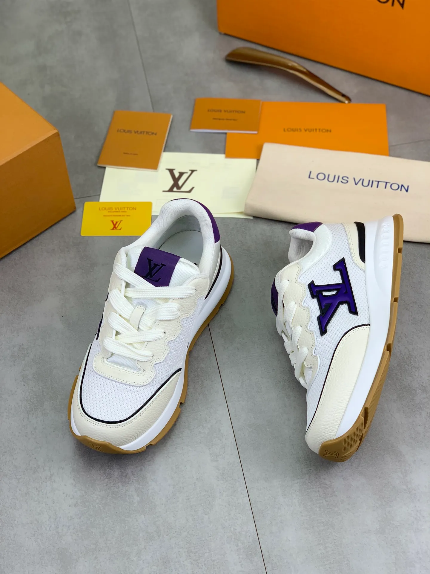 Factory price P700 💶 Top version [LOUIS VUITTON] Couple 🧑‍🤝‍🧑 Craftsman style Counter series (original order) New style 🍀LV Louis Vuitton - top version LV classic high-top trendy shoes! Made of imported original craft calfskin, original breathable lining, and original wear-resistant, lightweight, high-end TPU outsole! High quality products! 4️⃣ colors available, size: female 35-39, male 39-44 (female 40, male 45 46 customized)